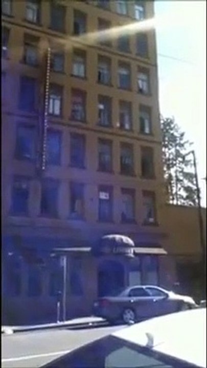 Il devient fou et balance la télé et le mini frigo par la fenêtre de son hotel