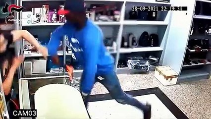 Il se sert d'une raquette électrique pour braquer un magasin !