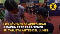 Los jóvenes se apresuran a vacunarse para tener su tarjeta antes del lunes