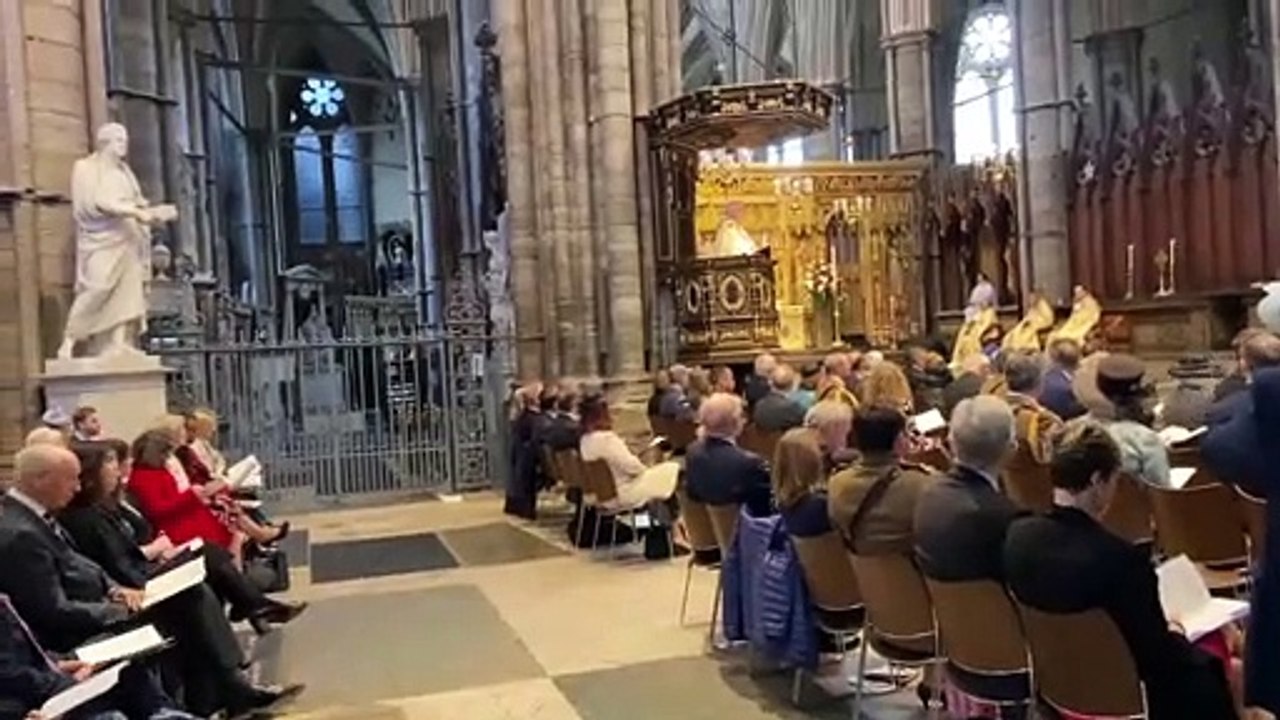 La reina Isabel II aparece con un bastón en público por primera vez en 17 años