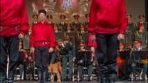 Haluk Levent ve Rus Kızılordu Korosu konserinde, sahneye giren köpek koro şefinin yanından ayrılmadı