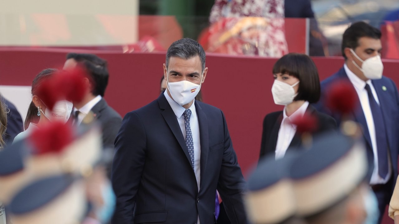 Pedro Sánchez es recibido y despedido entre pitos y  abucheos en el desfile de la fiesta nacional