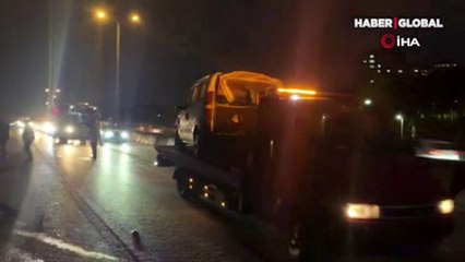 Kartal'da korkunç kaza! Otomobil bariyerlere saplandı