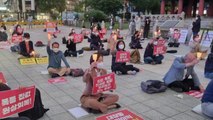 무주택자들, 대장동 투기 의혹 규탄...부동산 정책 비판 촛불 시위 / YTN