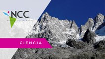 Glaciar Planpincieux se derrite en la ladera del Monte Bianco en Italia