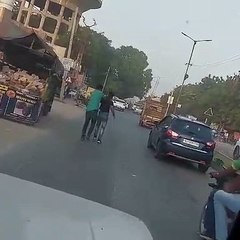 हर कोई सहम गया फिल्मी अंदाज में भागती कारें देखकर