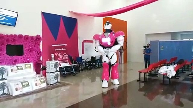 Robozão faz a alegria de pacientes e funcionários na Uopeccan de Umuarama
