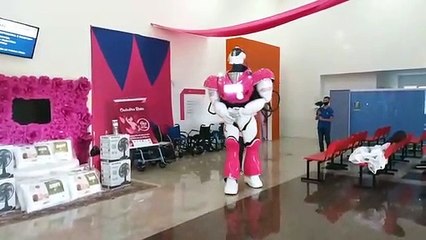 Robozão faz a alegria de pacientes e funcionários na Uopeccan de Umuarama