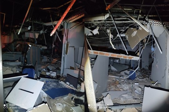 Bandidos tocam terror e explodem agência bancária durante a madrugada, na região de Pombal