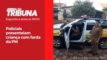 Policiais presenteiam criança com farda da PM