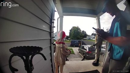 Delivery Guy Gets Spooked by Halloween Decorations