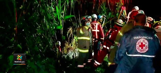 tn7-Carro-con-dos-niños-y-tres-adultos-cae-a-precipicio-en-ruta-32-131021