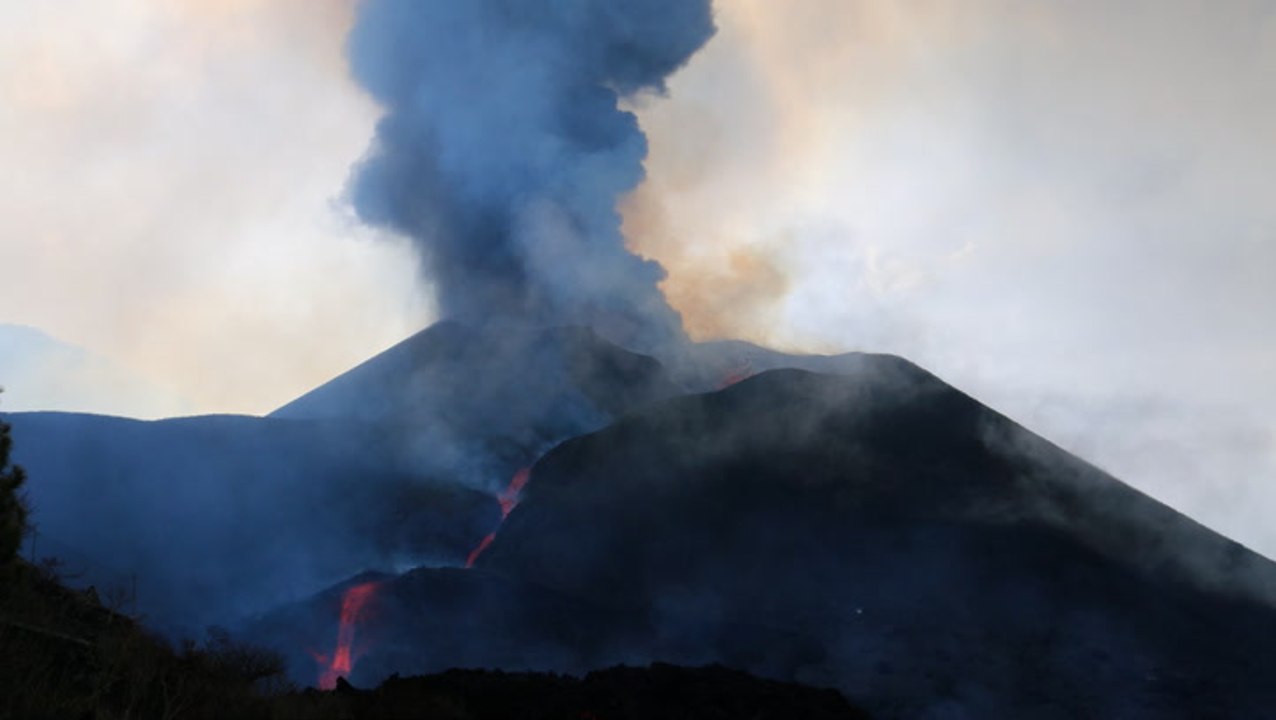 Lava continues to flow from Cumbre Vieja more than 3 weeks after it erupted