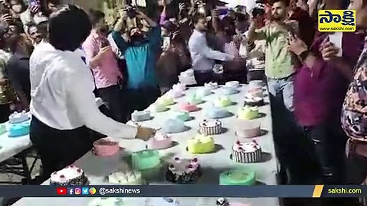 Viral Video: కళ్లు చెదిరే వేడుక.. ఒకేసారి 550 కేకులు