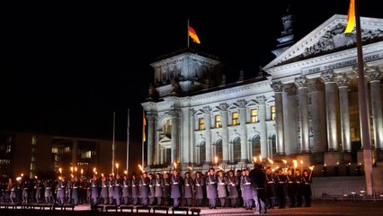 Video herunterladen: Berlin: Heartfelt tribute to soldiers died in Afghanistan!