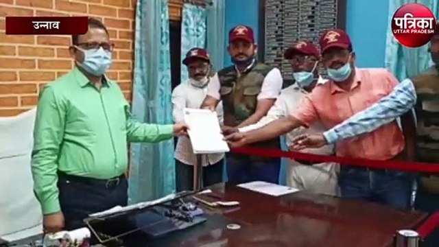 पूर्व सैनिकों ने डीएम को दी ज्ञापन, वकीलों के खिलाफ कार्रवाई की मांग