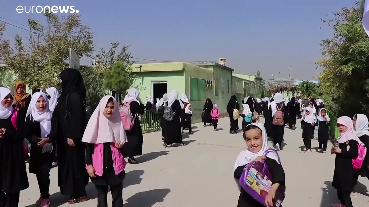 شاهد: تلميذات أفغانستان يعدن إلى المدارس فيما الطالبات ينتظرن العودة إلى الجامعات
