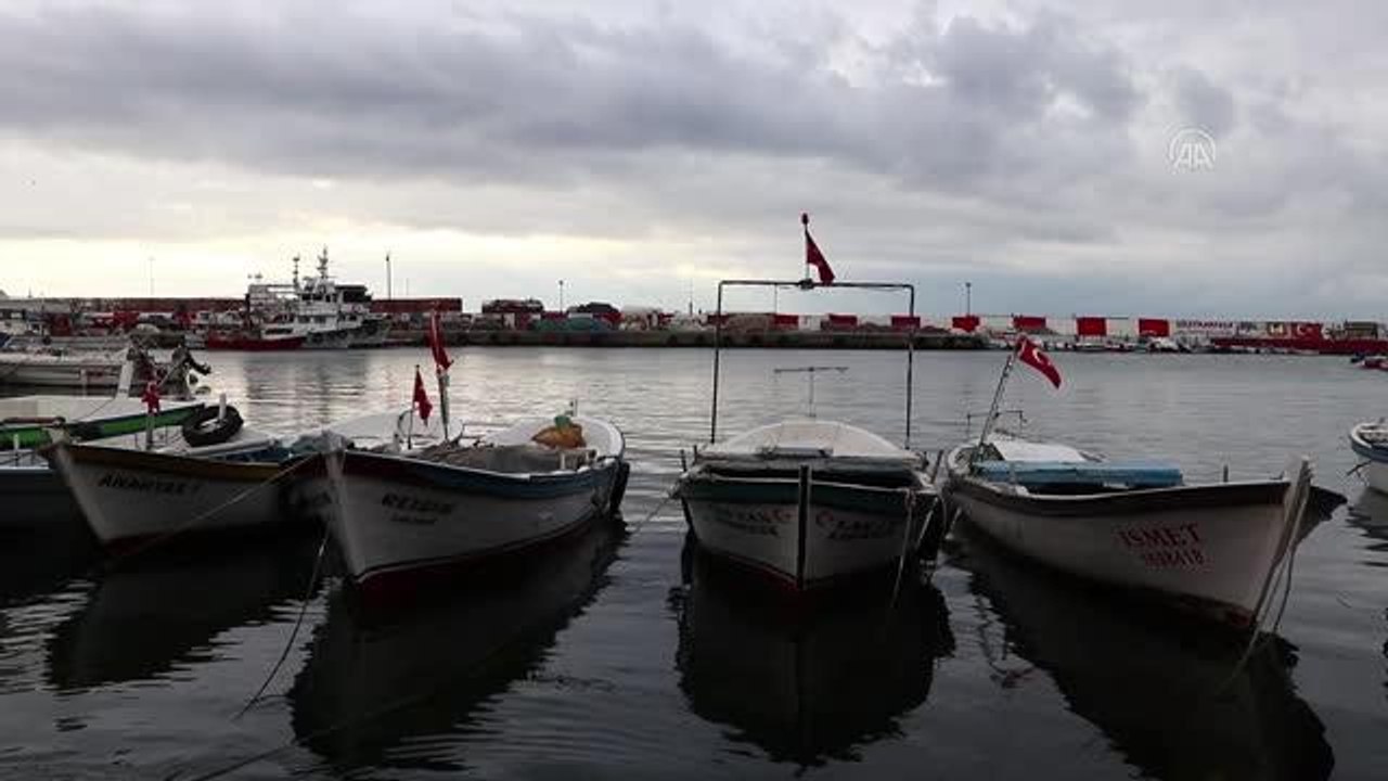Ekmeğini 64 yıl denizden kazanan Ali amca, ağlardan ayrılamıyor