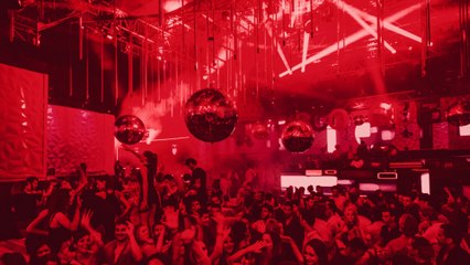 طفلة ترقص بملهى ليلي في بلد عربي بطريقة صادمة