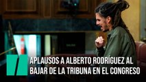 Aplausos a Alberto Rodríguez al bajar de la tribuna en el Congreso