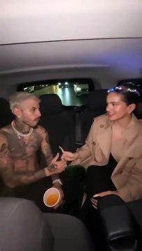 Rosalía y Rauw Alejandro se comen a besos en una limusina y el vídeo se hace viral