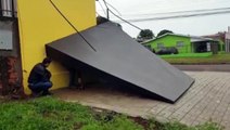 Fachada de empresa é derrubada durante chuva registrada em Cascavel