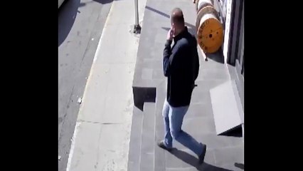 Kadından büyük yüzsüzlük! Yerde bulduğu parayı cebine attı