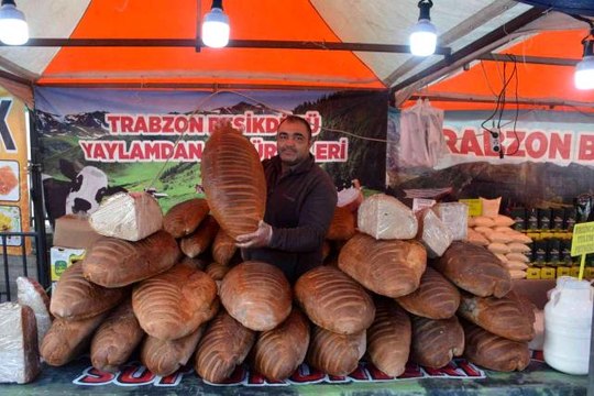 8 kiloluk dev ekmek görenleri şaşkına çevirdi