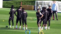 Quelques dribbles bien sentis, des rires : Mbappé s'amuse à l'entraînement