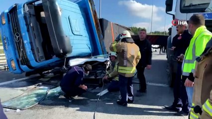 İSKİ’ye ait kamyon otomobil üzerine devrildi