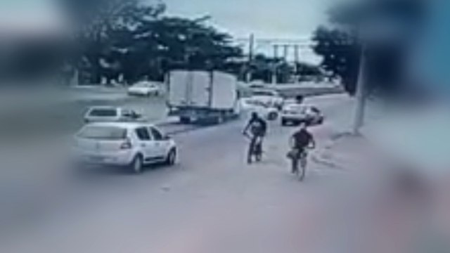 Buracos na pista causam acidente em Vila Velha