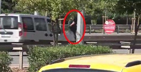 POLİSTEN KAÇARKEN HAFİF TİCARİ ARAÇ ÇARPTI