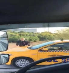 KALDIRIMDAN GİDEN TAKSİCİ, YAYAYA KORNA ÇALARAK YOL İSTEDİ