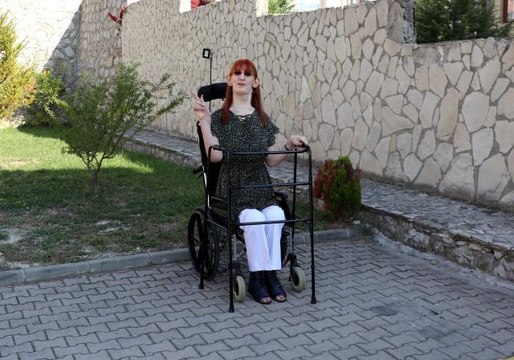 Dünyanın en uzun boylu kadını unvanıyla Guinness'e girmenin mutluluğunu yaşıyor