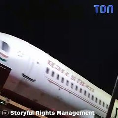 Un camion transportant un avion se coince sous une passerelle