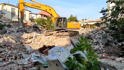 Pendik'te kontrollü yıkım sırasında otoparka düşen moloz panik yarattı