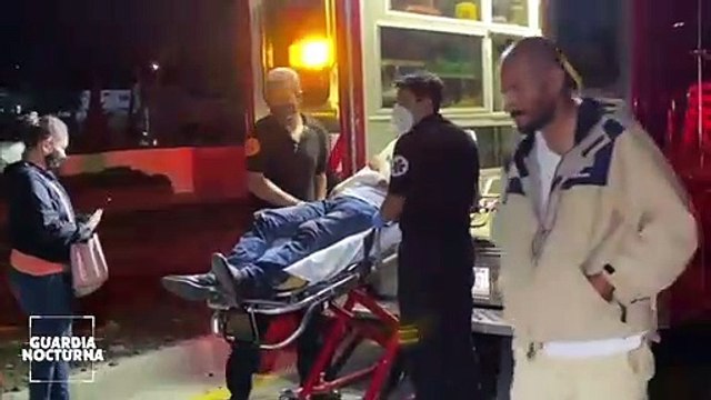 Tsuru impactó a exceso de velocidad camioneta de trabajadores de Mi Macro Periférico
