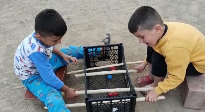 Son dakika haberleri | ÇOCUKLAR İÇİN MEYVE KASASINDAN LANGIRT YAPTI