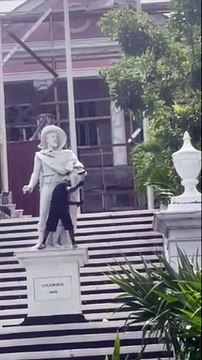 Un homme détruit une statue de Christophe Colomb à la masse en pleine journée (Bahamas)