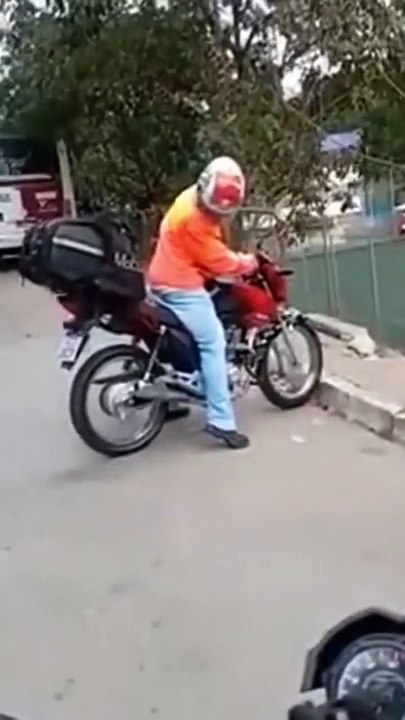 Un burnout en moto qui ne termine pas comme prévu