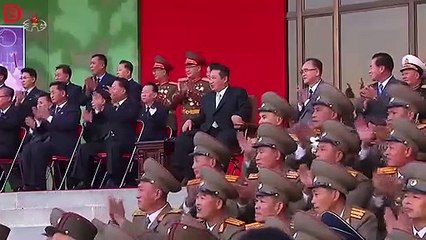 Les soldats nord-coréens font une démonstration de puissance devant Kim Jong-un !