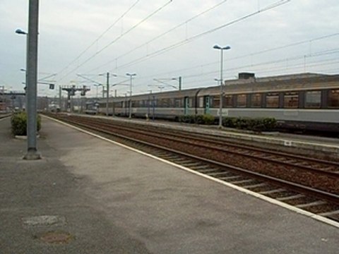 départ de la bb 67570 avec 8 voitures corails