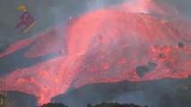 Cumbre Vieja Yanardağı'nın ana ağzında meydana gelen bir kırılma sonrasında oluşan lav akışı görüntülendi
