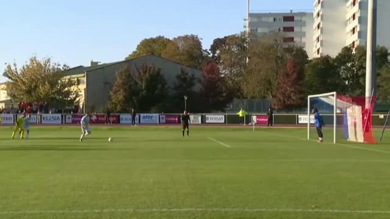 Macron anota un gol de penalti en un partido de fútbol benéfico