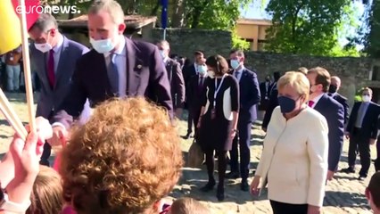 Bad in der Menge mit König Felipe: Merkel bekommt Europapreis Karl V