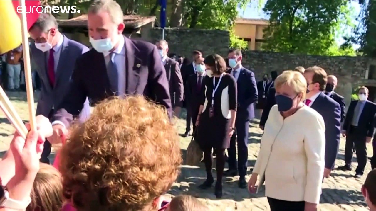 Bad in der menge mit könig felipe: merkel bekommt europapreis karl v