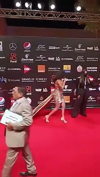 ثراء جبيل تتألق بفستان قصير ومكشوف في افتتاح الجونة 2021