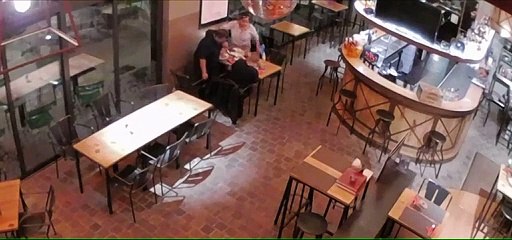 Homem engasga-se e é salvo de asfixia pelo dono do restaurante