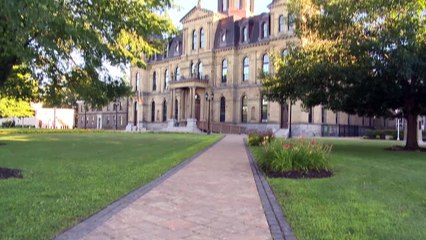 Un surplus financier qui fait réagir au Nouveau-Brunswick