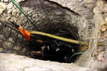 Su kuyusuna düşen keçileri kurtarmak için zamanla yarıştılar